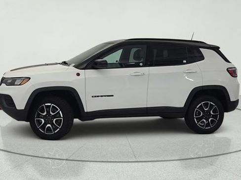 Used 2025 Jeep Compass Trailhawk AWD/4WD image 2
