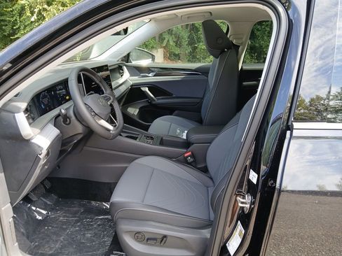 New 2025 Volkswagen Tiguan SE image 9