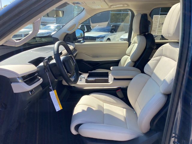 New 2027 Lincoln Navigator Reserve AWD/4WD image 9