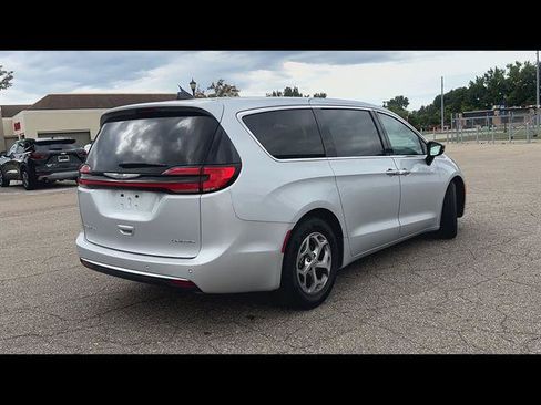 Used 2024 Chrysler Pacifica Limited FWD image 33
