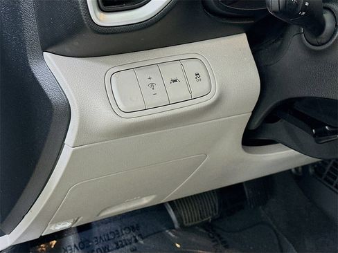 Used 2022 Hyundai Venue SEL w/ Cargo Package image 17