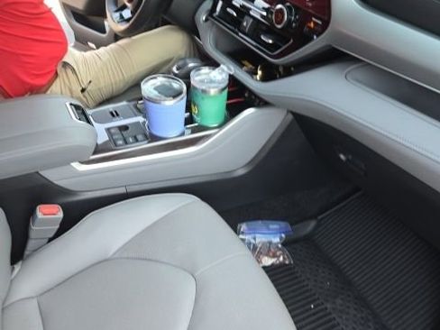 Used 2024 Toyota Highlander Platinum image 6