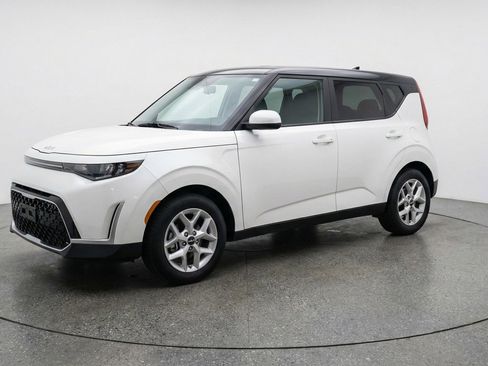 Used 2025 Kia Soul LX w/ LX Technology Package image 3