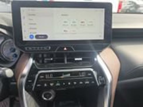 Used 2024 Toyota Venza XLE AWD/4WD image 16