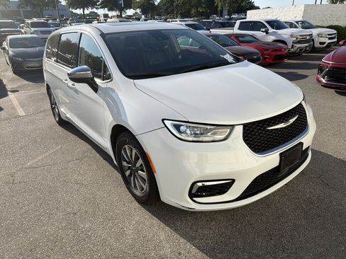 Used 2023 Chrysler Pacifica Limited FWD image 2
