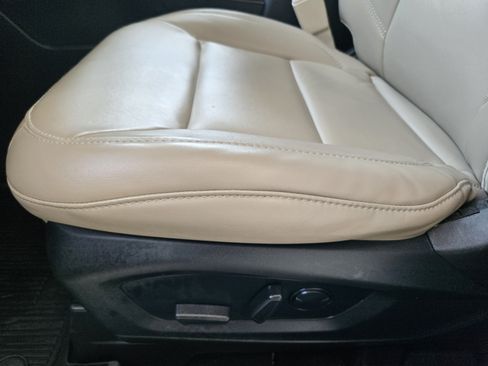 Used 2022 Ford Explorer XLT w/ Equipment Group 202A RWD image 19