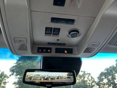 Used 2017 Cadillac Escalade Luxury AWD/4WD image 18