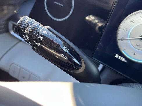 Used 2023 Hyundai Elantra Limited image 24