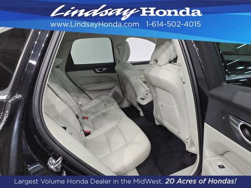 Used 2022 Volvo XC60 B5 Momentum w/ Climate Package image 9