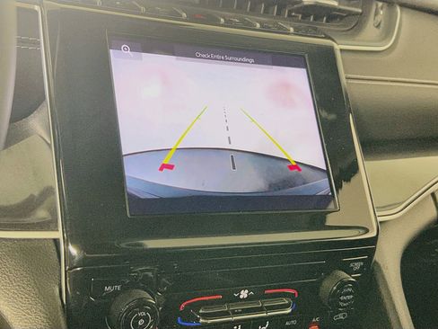 Used 2023 Jeep Grand Cherokee Laredo image 13