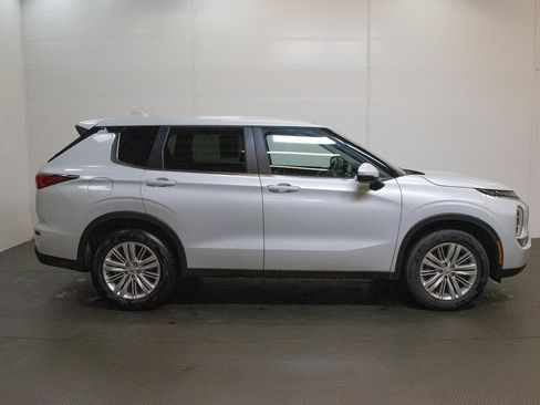 Used 2024 Mitsubishi Outlander ES image 3
