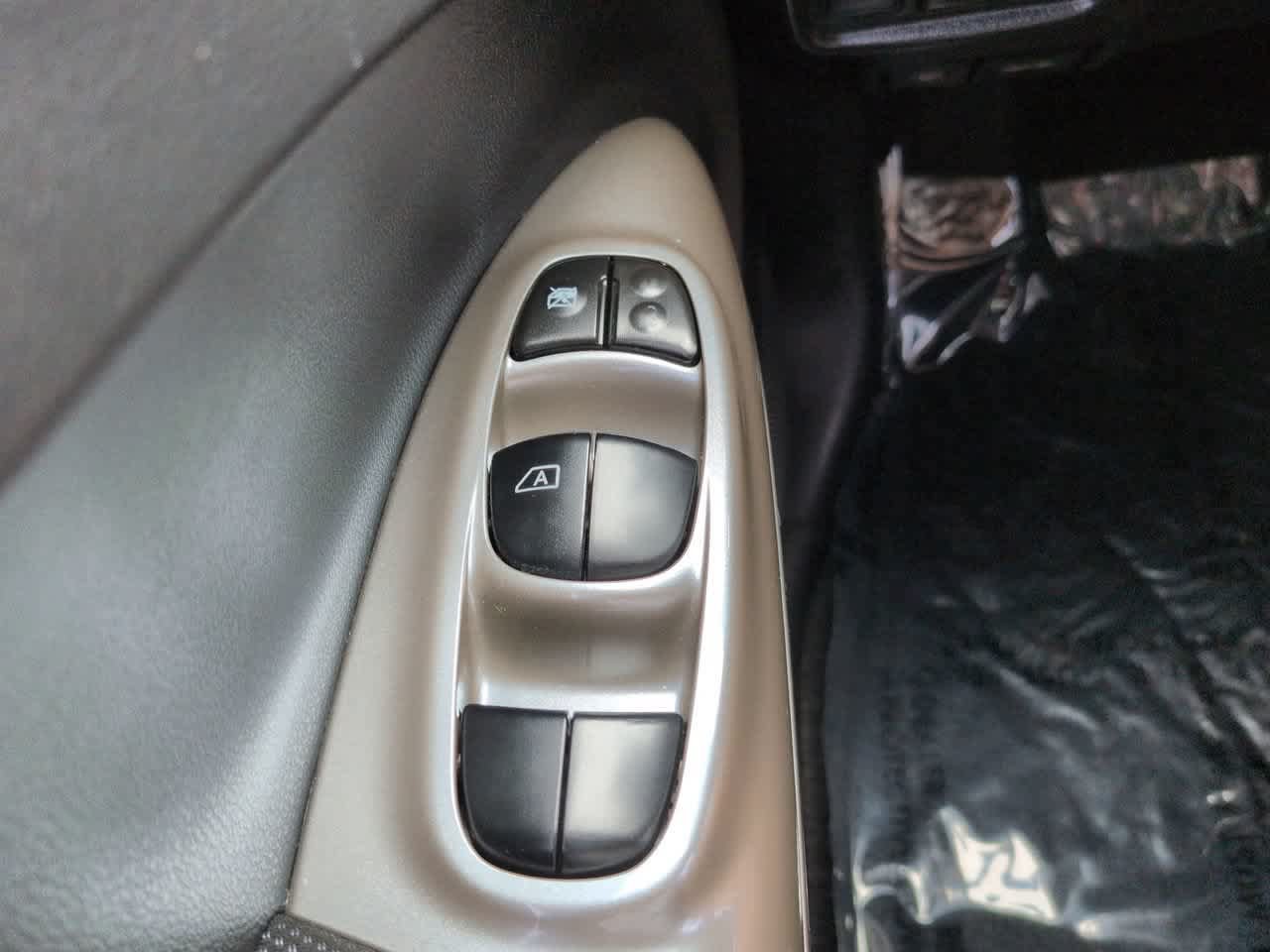 Used 2014 Nissan Juke S FWD image 20