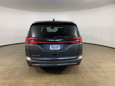 Used 2023 Chrysler Pacifica Touring-L image 10