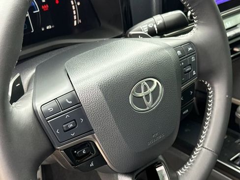 Used 2025 Toyota Camry SE w/ Convenience Package image 29