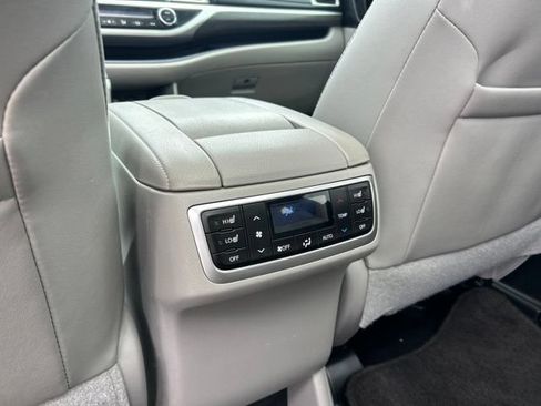 Used 2018 Toyota Highlander Limited Platinum FWD image 13