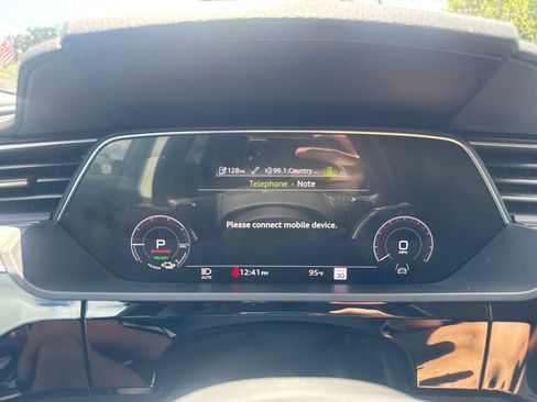 Used 2022 Audi e-tron Premium Plus AWD/4WD image 27