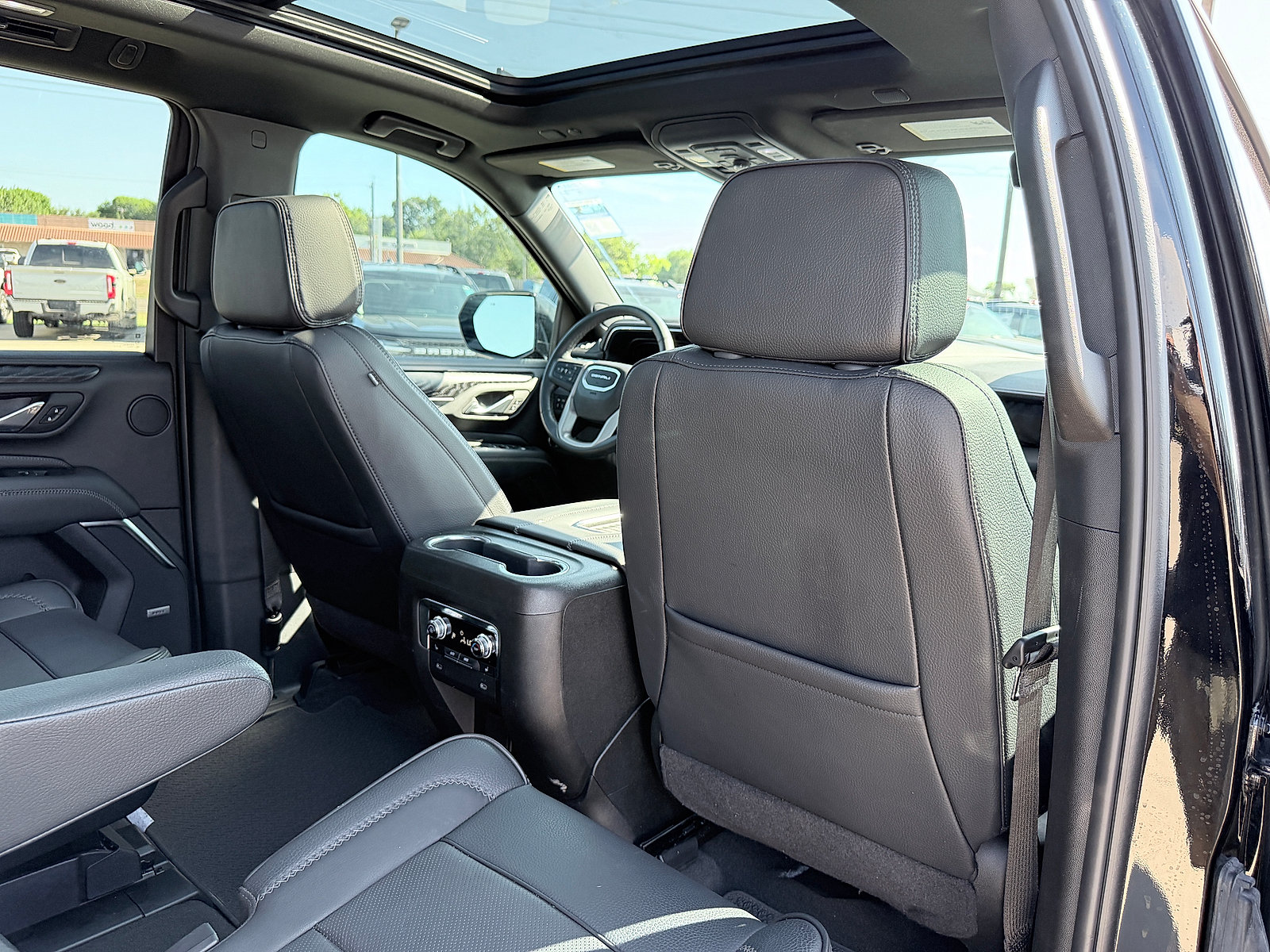 Used 2024 GMC Yukon Denali AWD/4WD image 17