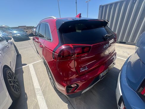 Used 2022 Kia Niro LXS FWD image 3