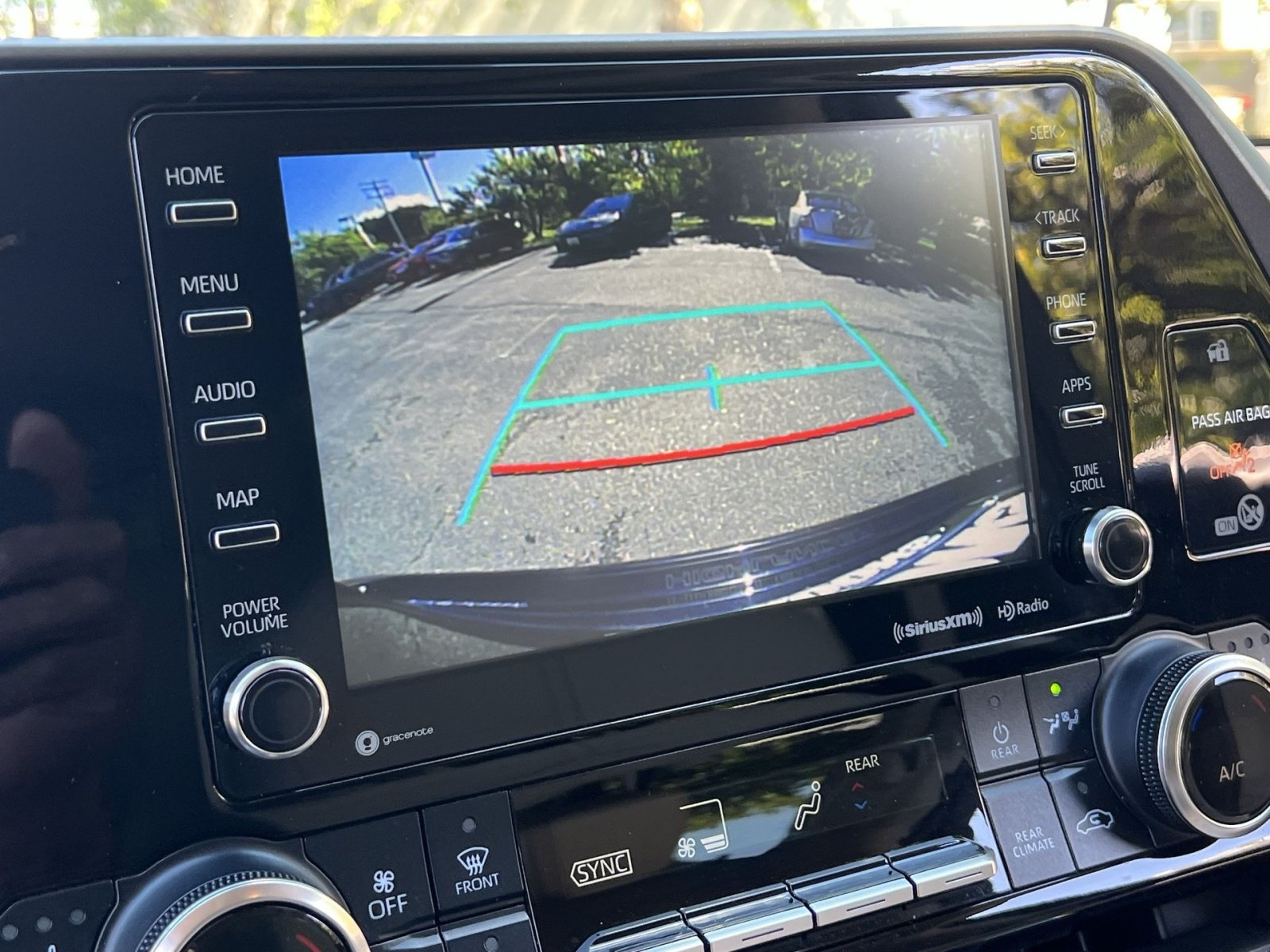 Used 2022 Toyota Highlander XLE AWD/4WD image 18