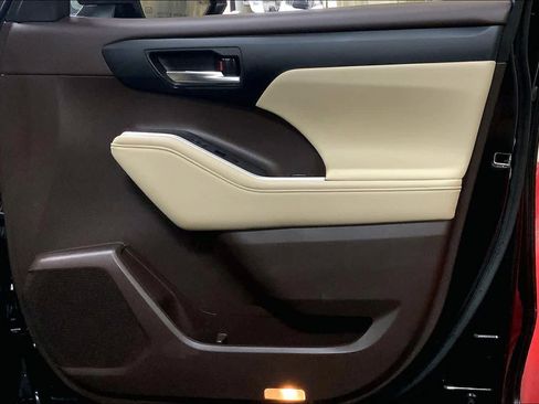 Used 2022 Toyota Highlander XLE image 24