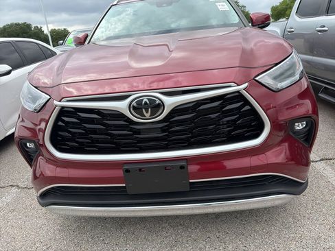 Used 2021 Toyota Highlander XLE image 2