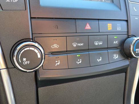 Used 2015 Toyota Camry LE image 18