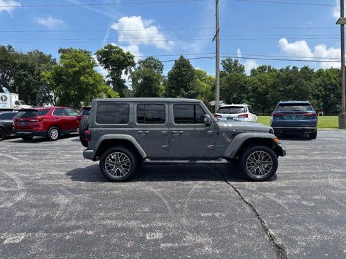 Used 2023 Jeep Wrangler Unlimited Sahara AWD/4WD image 6