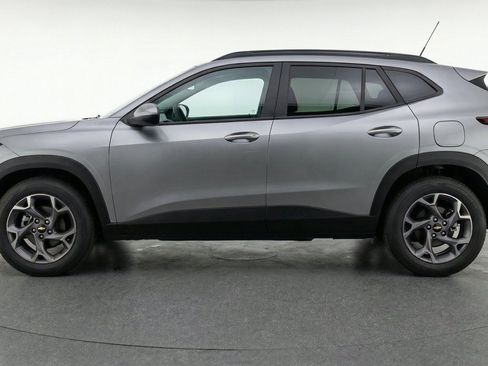 Used 2025 Chevrolet Trax LT w/ LT Convenience Package FWD image 5