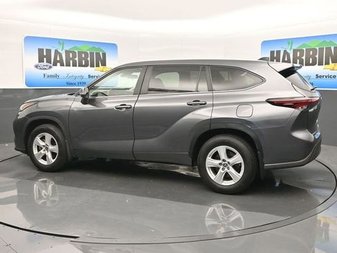 Used 2024 Toyota Highlander LE image 3