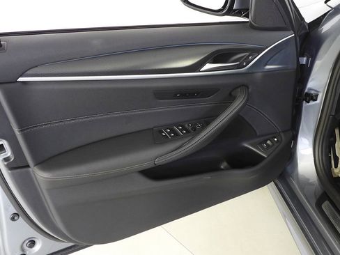 Used 2023 BMW 530e w/ M Sport Package image 11