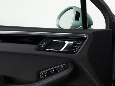 Certified 2025 Porsche Macan image 19