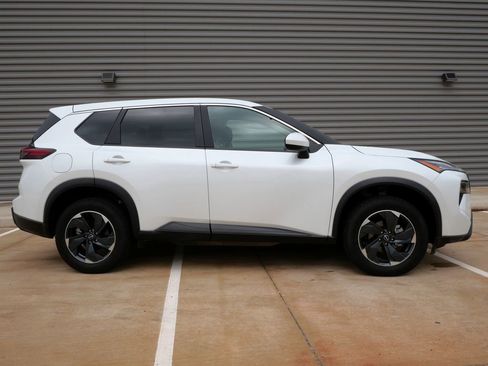 Used 2024 Nissan Rogue SV AWD/4WD image 2