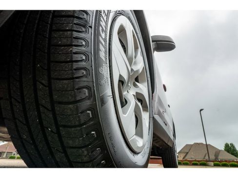 Used 2020 Toyota RAV4 LE FWD image 9