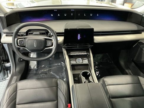 Used 2025 Lincoln Nautilus Premier AWD/4WD image 10