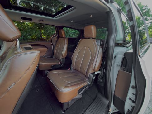 Used 2017 Chrysler Pacifica Limited FWD image 13