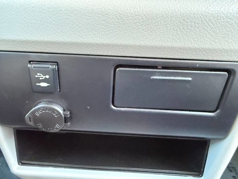 Used 2018 Toyota Sienna L w/ Carpet Mat Package image 44