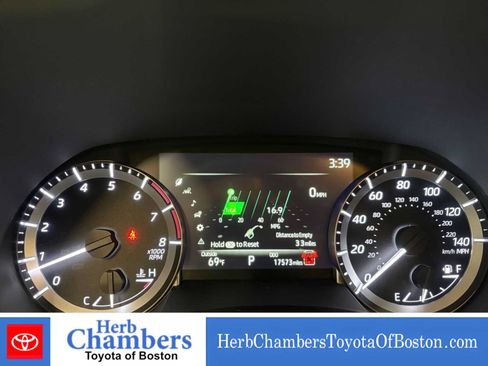 Used 2024 Toyota Highlander XLE AWD/4WD image 5