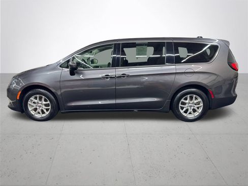 Used 2023 Chrysler Voyager LX FWD image 3