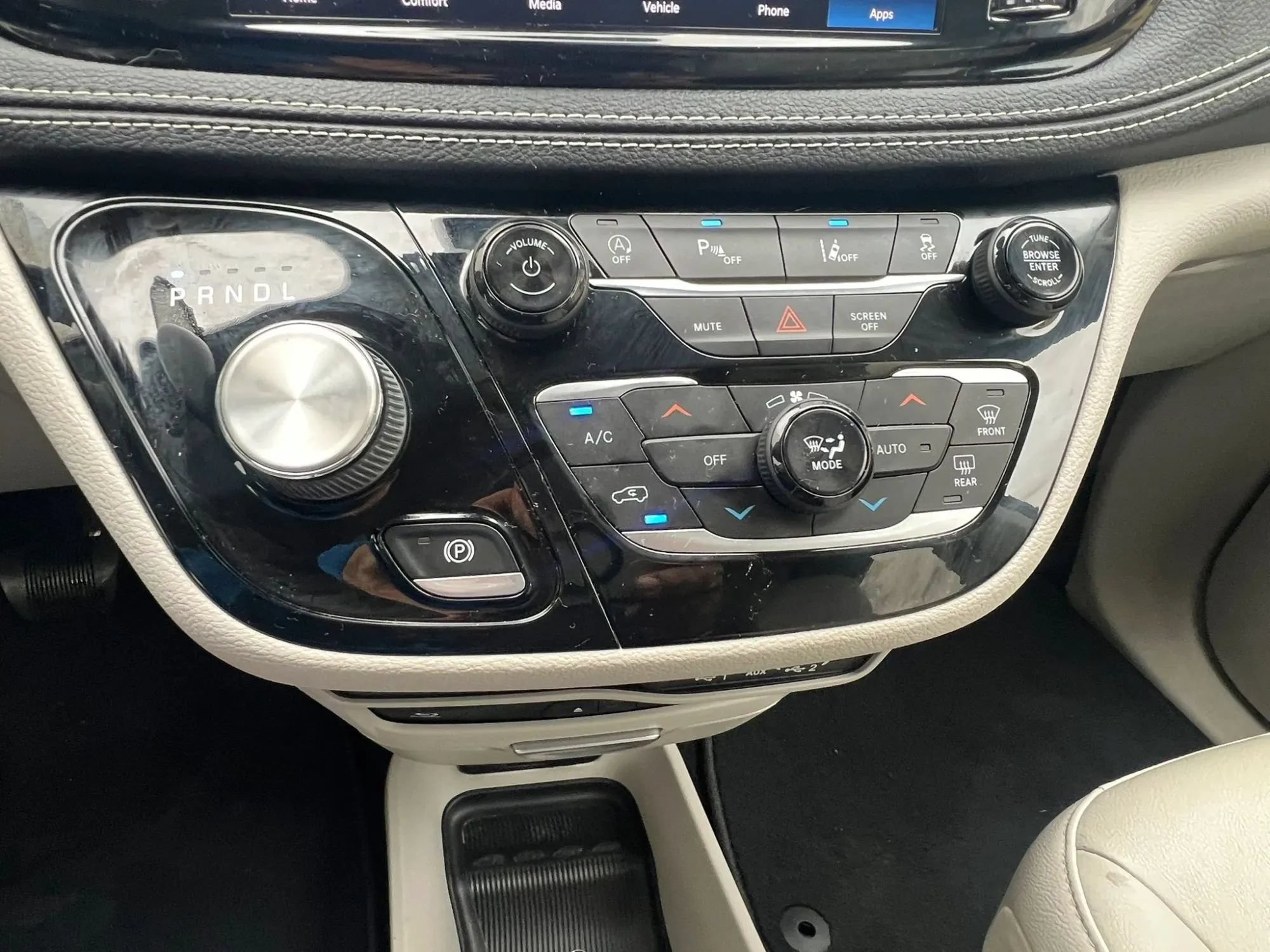 Used 2021 Chrysler Pacifica Touring-L w/ Uconnect Theater Family Group FWD image 23