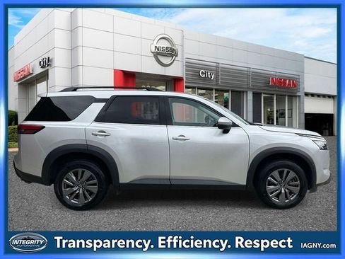 Used 2025 Nissan Pathfinder SV AWD/4WD image 2