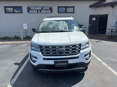 Used 2017 Ford Explorer XLT w/ Equipment Group 202A AWD/4WD image 8