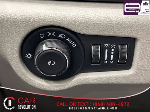 Used 2023 Chrysler Pacifica Touring-L FWD image 32