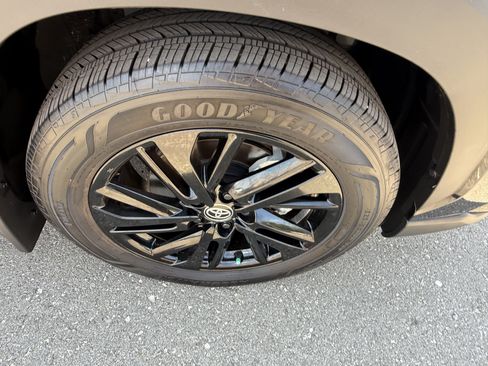 Used 2025 Toyota Corolla Cross AWD Hybrid image 21