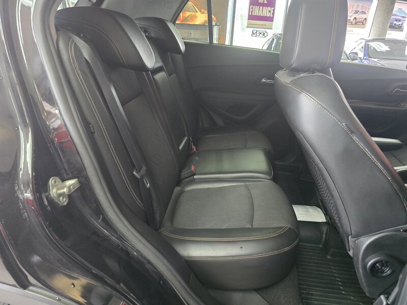 Used 2019 Chevrolet Trax LT w/ LT Convenience Package FWD image 16