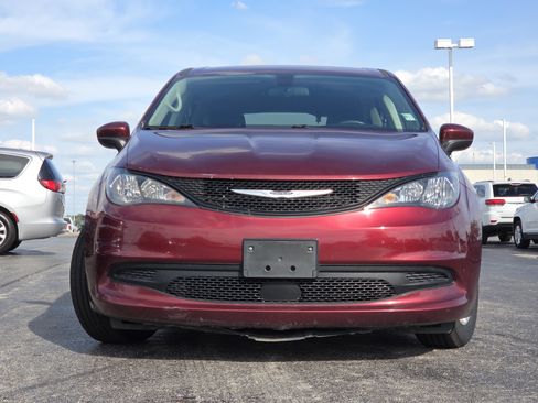 Used 2022 Chrysler Voyager LX FWD image 4