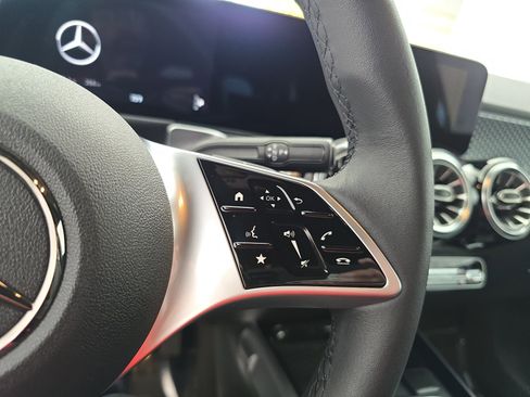 New 2025 Mercedes-Benz GLB 250 image 18