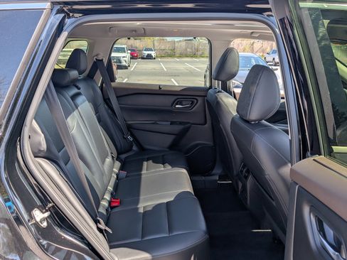 Used 2023 Nissan Rogue SL w/ SL Premium Package image 12