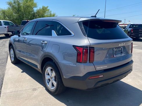 Used 2023 Kia Sorento LX FWD image 3