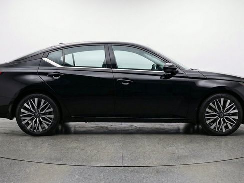 Used 2025 Nissan Altima 2.5 SV FWD image 11