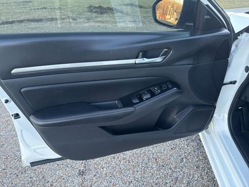 Used 2024 Nissan Altima 2.5 SR w/ SR Premium Package image 16